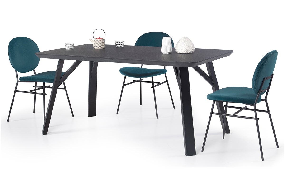 Απεικονίζεται το μισό τραπέζι μαζί με ένα βάζο